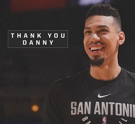 巴里·布朗在比赛的半场阶段展现出了惊人的实力，他的高效表现成为了球队的一大亮点。（巴里·布朗半场爆发，高效发挥成球队最大亮点）