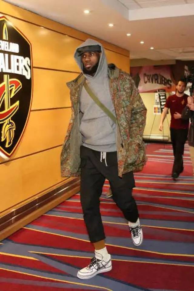 大混战！德比赛后，桑德兰与纽卡球迷在一酒吧群殴，桌椅乱飞（德比余波失控：桑德兰与纽卡球迷酒吧爆发群殴，桌椅满天飞）