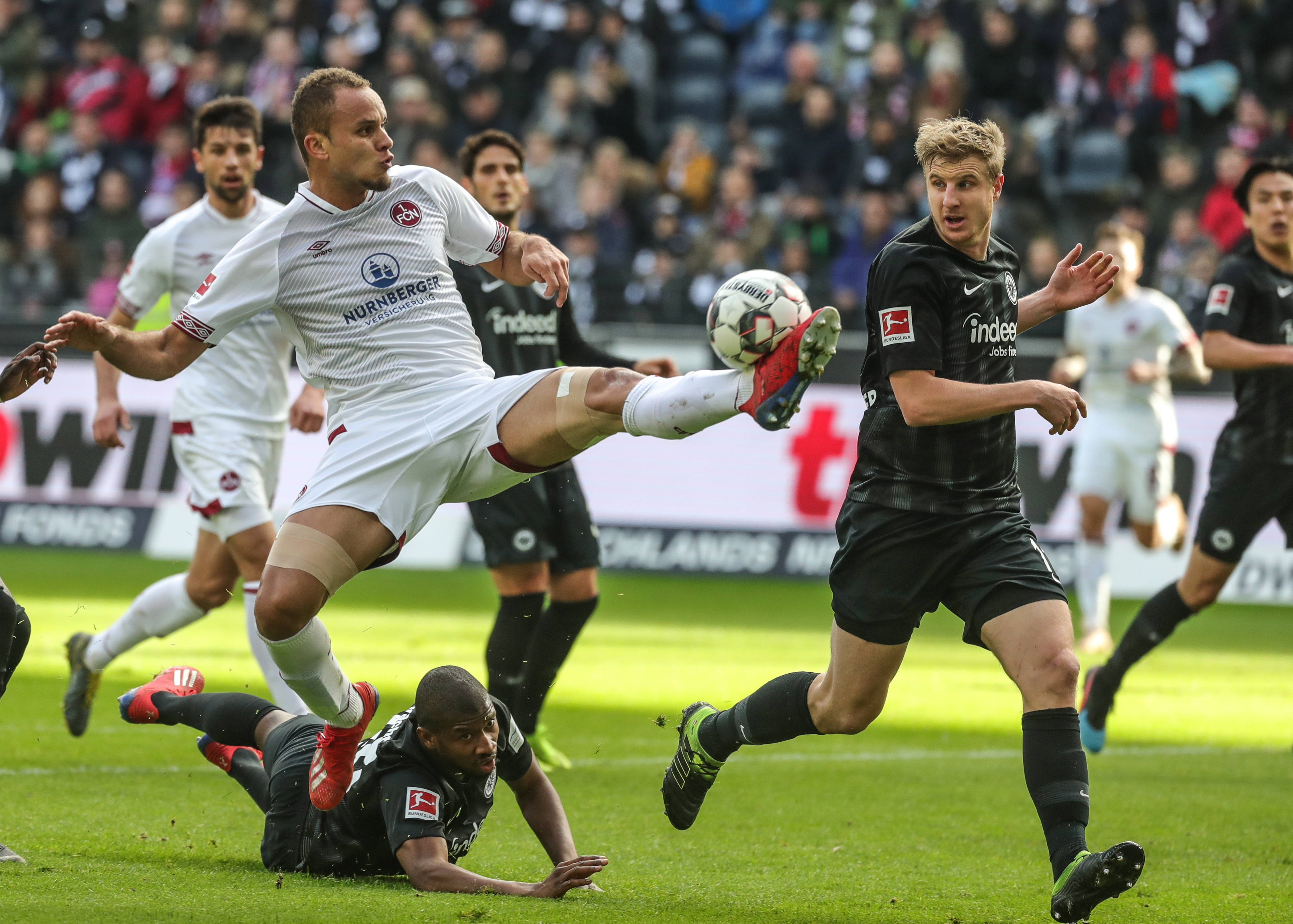 湖人官方发布：世界体操冠军能学会湖人啦啦队的舞蹈动作吗？（湖人官宣：体操世界冠军能否学会湖人啦啦队的舞步？）