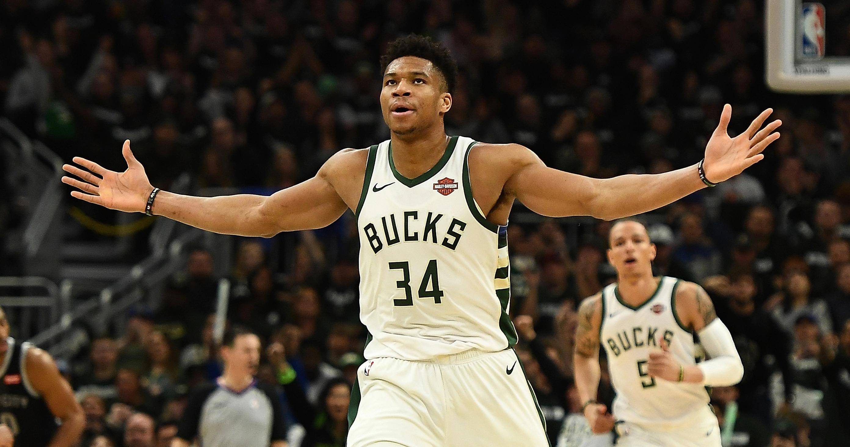 巴萨在回归诺坎普公开训练时，球场周围还架着很多塔吊（巴萨重回诺坎普开放训练，场馆周边塔吊林立）