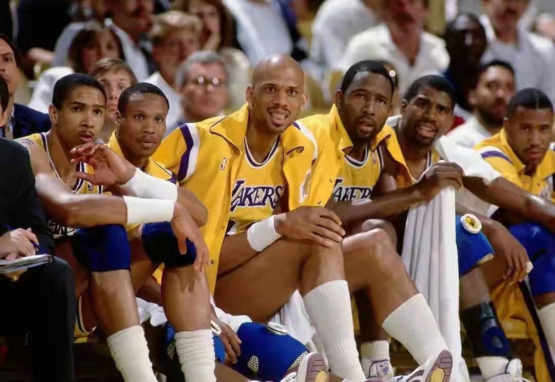 莱奥头发被拽找阿切尔比理论，后者：敢再指我就掰断你手指头（头发被拽后莱奥上前质问阿切尔比，后者警告：再指我就掰断你手指）