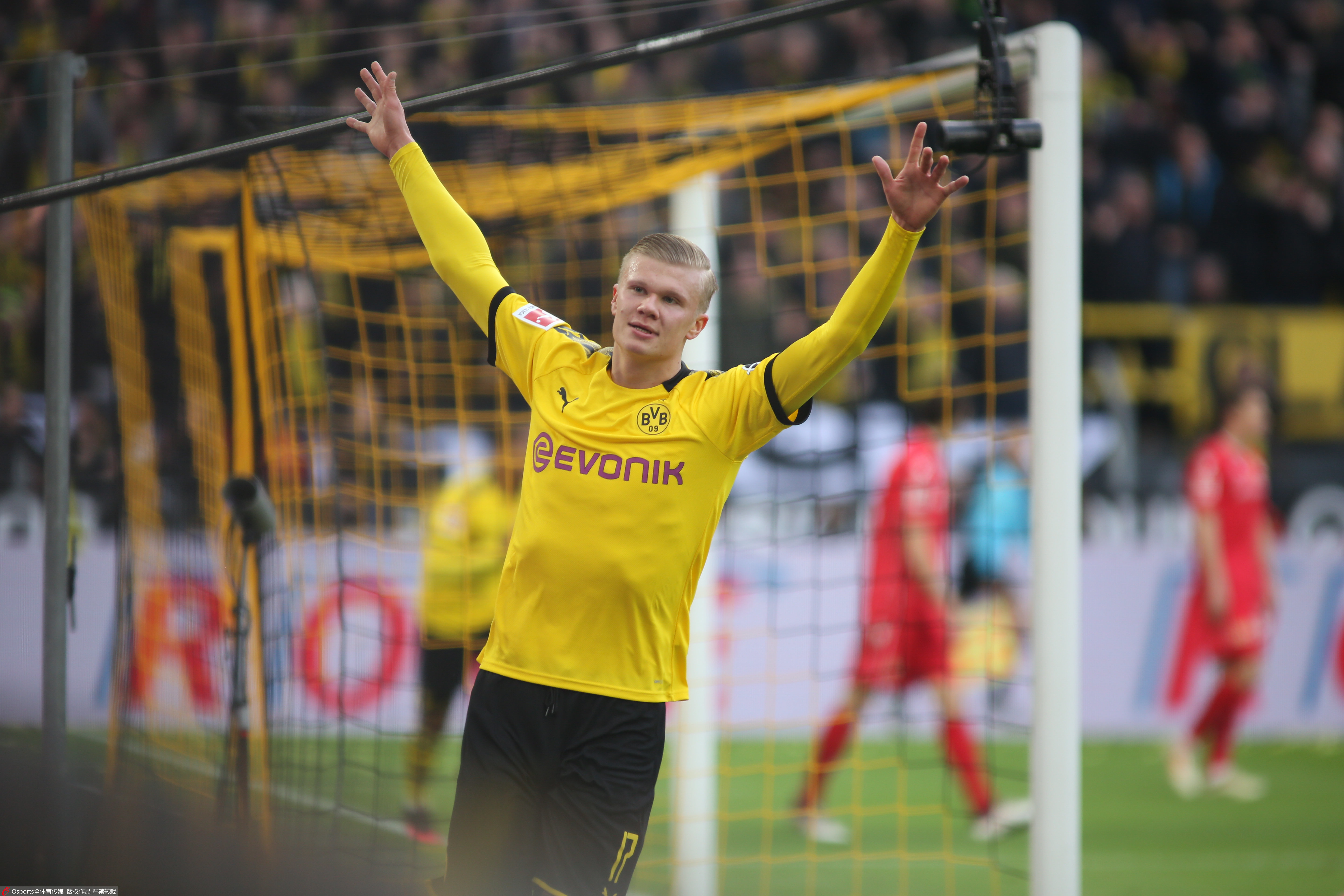 多特青春风暴持续席卷德甲（多特青春旋风再度横扫德甲）