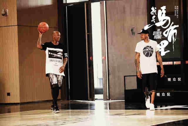 布朗尼替补登场，表现略显沉寂（布朗尼替补亮相，状态平平）