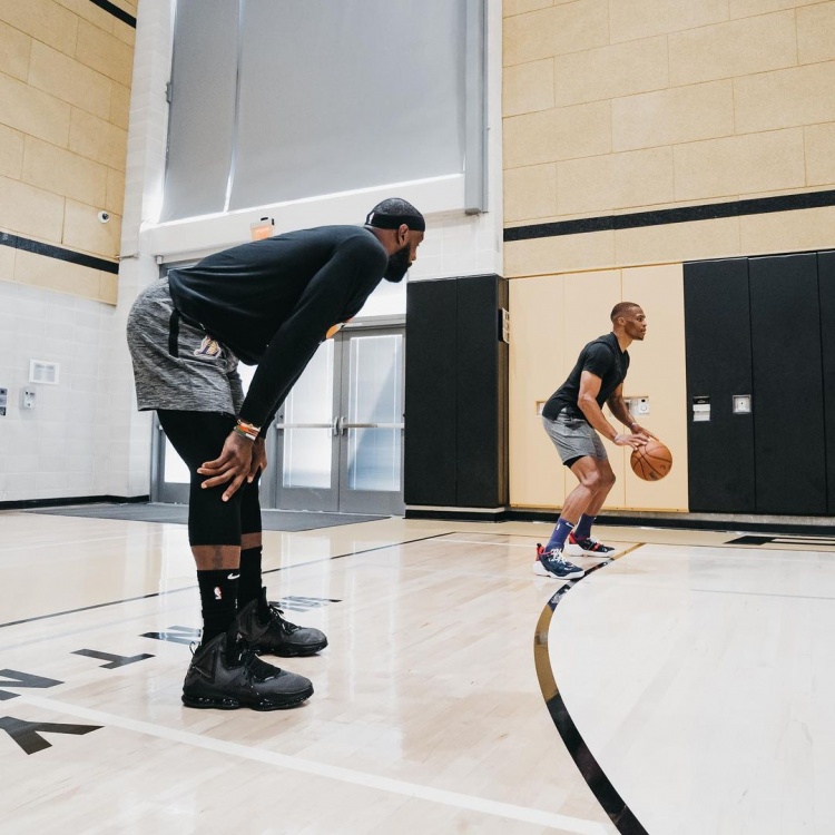 半场： 萨索洛2-1佛罗伦萨，曼德拉戈拉点射，沃尔帕托破门（半场战报：萨索洛2-1领先佛罗伦萨，曼德拉戈拉点球命中，沃尔帕托破门）