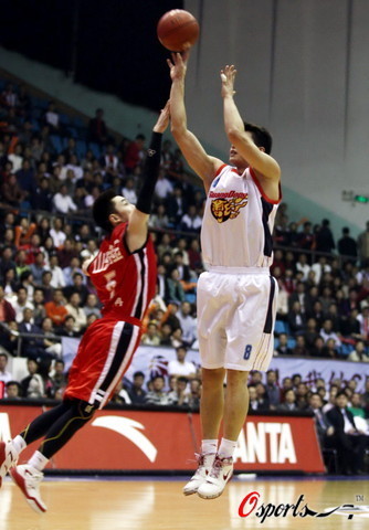 NBA焦点战：勇士主场逆转掘金（NBA重磅对决：勇士主场上演逆转击败掘金）