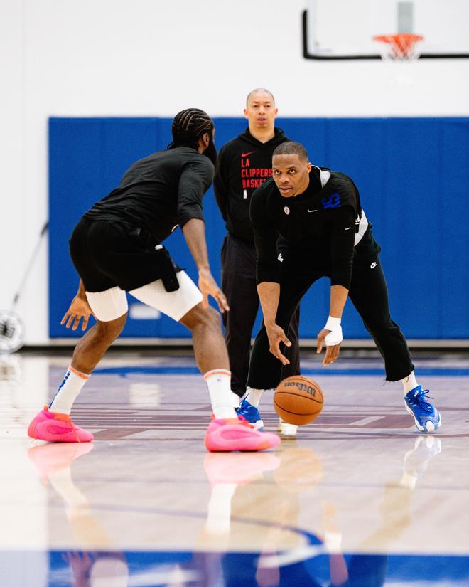 CBA：广东男篮顶住压力 力克广厦（CBA：广东男篮抗压制胜 击败广厦）