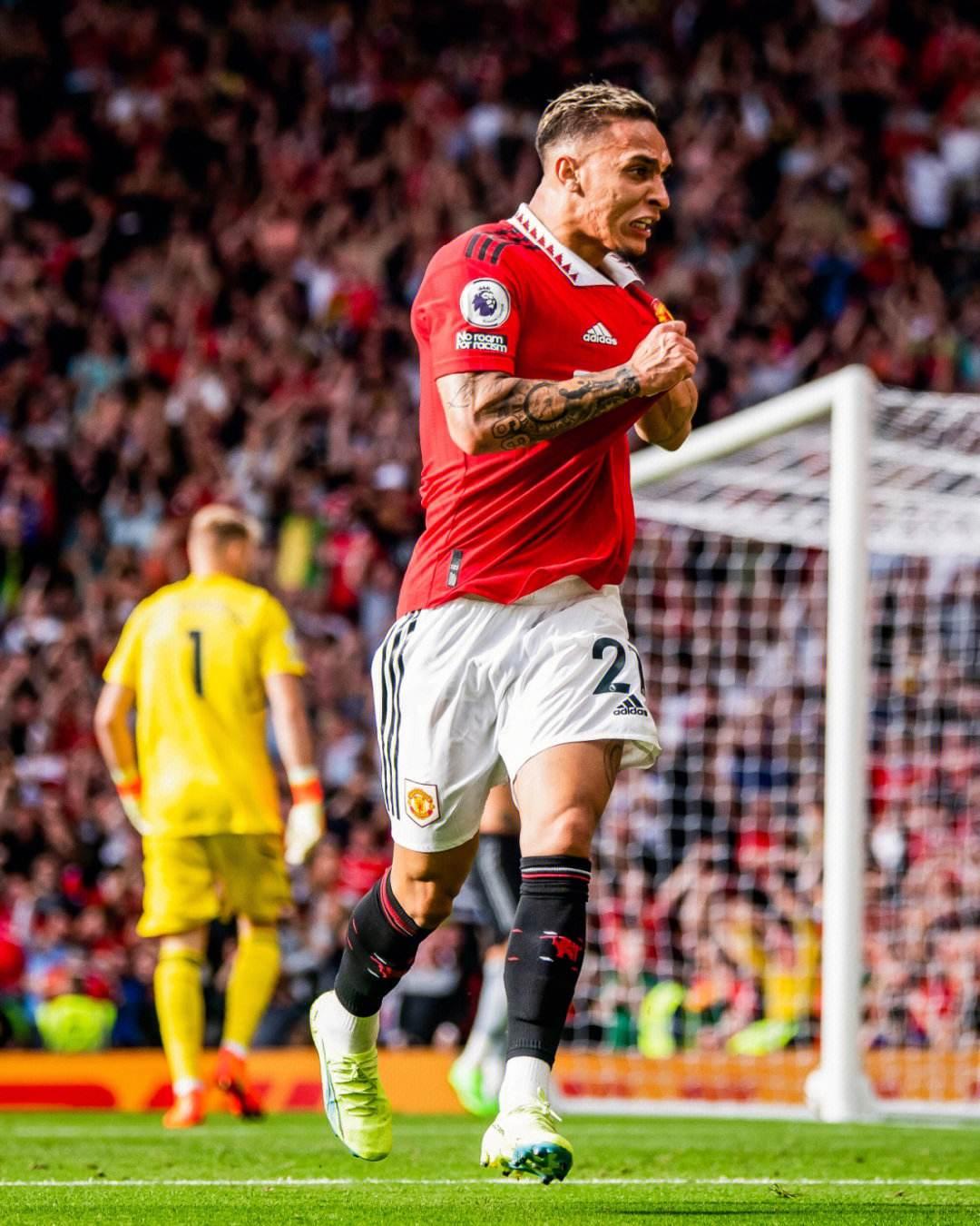 詹姆斯拒绝采访：赛后第一时间沮丧离场 正负值-33连创耻辱纪录（詹姆斯赛后第一时间黯然退场并拒采，正负值-33再创尴尬纪录）