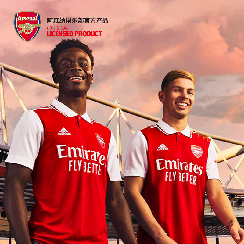 尤文航班延误，挪威当地球迷抓紧机会在机场与他们合影留念（尤文航班晚点，挪威球迷趁机在机场合影）