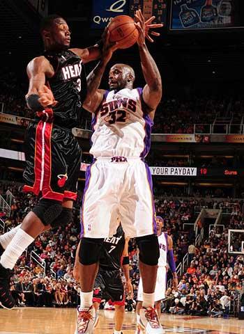 太阳报：贝克汉姆在一家高档酒吧举办派对，庆祝自己封爵（太阳报称贝克汉姆于高级酒吧办庆功宴，庆祝获封爵位）