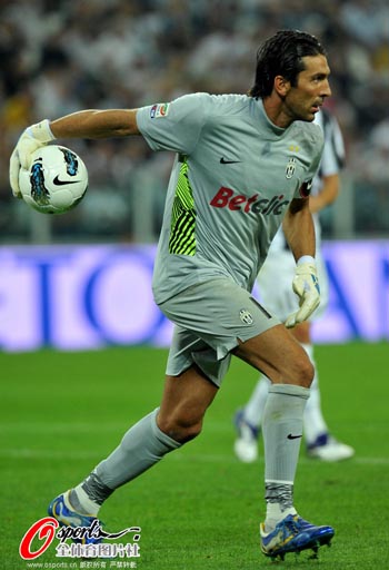 西马坎：像我这样的年轻球员，能从C罗和马内身上受益良多（西马坎：年轻球员如我，从C罗和马内身上受益匪浅）