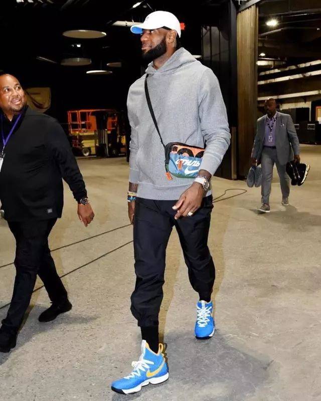 新赛季大幕即将拉开！@上海久事大鲨鱼官方微博 晒定妆照拍摄花絮！（新赛季将启幕，@上海久事大鲨鱼官方微博发布定妆照拍摄花絮！）