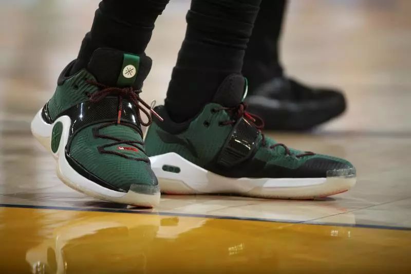 意甲半场：曼德拉戈拉、恩杜尔破门，佛罗伦萨3-0十人乌迪内斯（意甲半场战报：曼德拉戈拉、恩杜尔先后破门，佛罗伦萨3-0领先少一人的乌迪内斯）