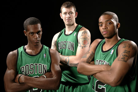 莫雷托：皇马依旧信任阿隆索，并且将在六月份签下一名中后卫（莫雷托：皇马对阿隆索信心不变，计划六月引进一位中后卫）