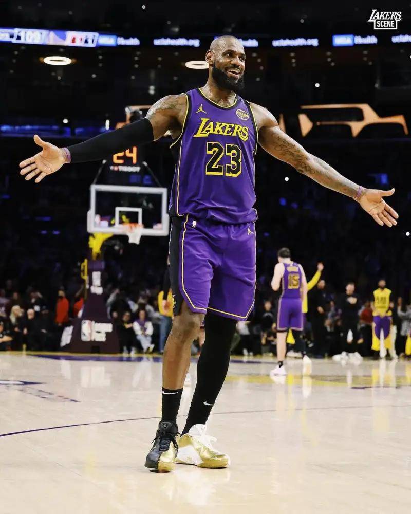 足坛一夜动态：AC米兰大逆转登顶意甲第1，B费创纪录曼联复仇狼队（足坛一夜速递：AC米兰逆转登顶意甲榜首，B费破纪录助曼联复仇狼队）