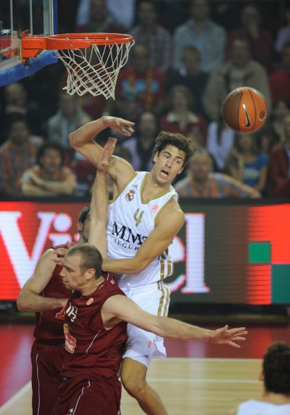 跟队：米兰不太可能在一月运作莱万，但他是夏窗的理想人选（队记：米兰冬窗引进莱万可能性不大，夏窗仍视其为理想目标）