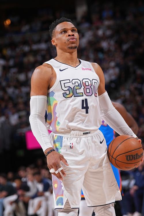 赵丽娜：走了70所学校，女孩踢球屈指可数；想让女孩踢球普及（赵丽娜：走访70所学校女足稀少，呼吁让女孩踢球更普及）