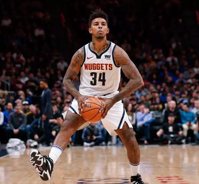 世欧预半场：赖斯造险，胡萨伊伤退，英格兰0-0阿尔巴尼亚（欧洲区世预赛半场：赖斯制造险情，胡萨伊伤退，英格兰暂0-0阿尔巴尼亚）