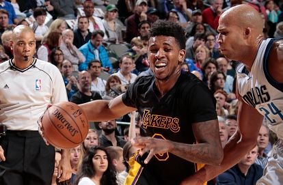 湖人詹姆斯关键三分锁定胜利（詹姆斯命中关键三分，湖人锁定胜局）